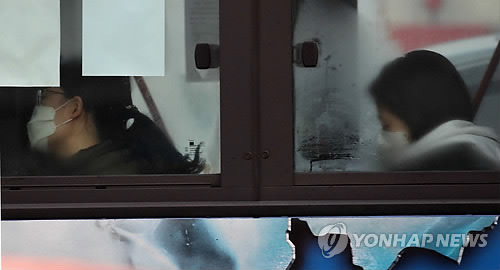 버스 안에서도 마스크 착용 (서울=연합뉴스) 김주성 기자 = '서울형 미세먼지 비상저감조치' 발령에 따라 출퇴근 시간 서울 지역 버스와 지하철이 무료로 운행된 15일 오전 마스크를 낀 시민들이 버스에 올라 있다. 2018.1.15      utzza@yna.co.kr