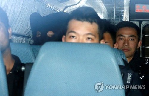 16일(현지시간) 홍콩에 여행 온 후 아내와 아들을 살해한 혐의로 체포되어 마스크를 쓰고 있는 A씨(왼쪽)가 홍콩 법원으로 이송되고 있다. [이미지출처=연합뉴스]