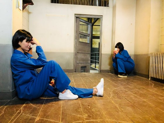 교도소세트장 안에서 20대 관광객들이 죄수복을 입은채 사진을 찍는 모습. 최규진 기자