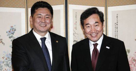 이낙연 국무총리가 16일 저녁 서울 삼청동 총리공관에서 열린 오흐나 후렐수흐 몽골 총리 초청 만찬에서 함께 기념촬영을 하고 있다. [사진 연합뉴스]