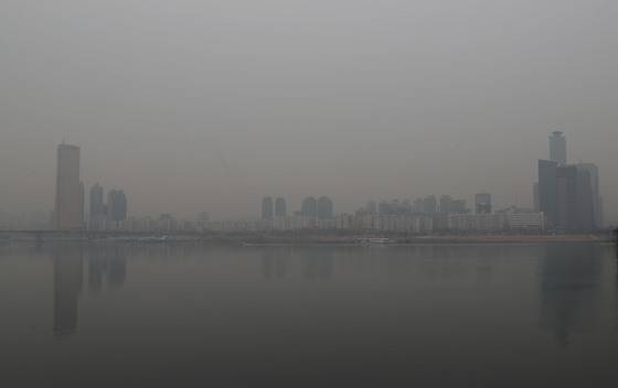 미세먼지가 '나쁨'수준을 유지하는 16일 오전 서울 마포대교 북단에서 바라본 여의도에 미세먼지가 끼어 있다. /사진=뉴스1
