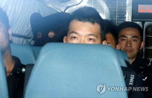 홍콩 가족 살해 - 16일(현지시간) 홍콩에 여행 온 후 아내와 아들을 살해한 혐의로 체포되어 마스크를 쓰고 있는 A씨(왼쪽)가 홍콩 법원으로 이송되고 있다. [로이터=연합뉴스]