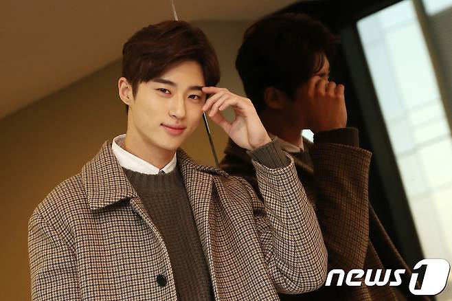 배우 변우석이 10일 서울 종로구 뉴스1 본사에서 인터뷰에 앞서 포즈를 취하고 있다. 2018.1.10/뉴스1 © News1 민경석 기자