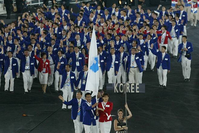 2004년 8월 아테네올림픽 개막식에서 한반도기를 앞세우고 공동입장하고 있는 남북 선수단. 올림픽사진공동취재단