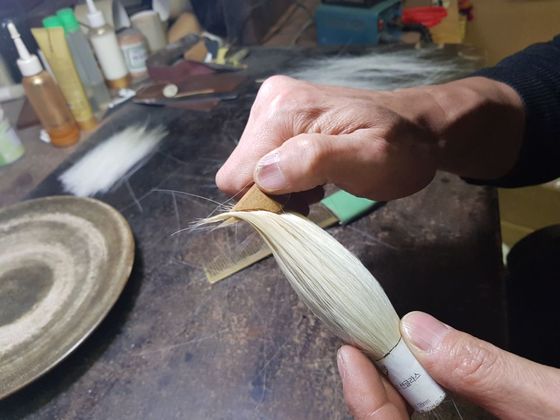 대나무 칼로 붓털을 골라내는 작업. 최종권 기자