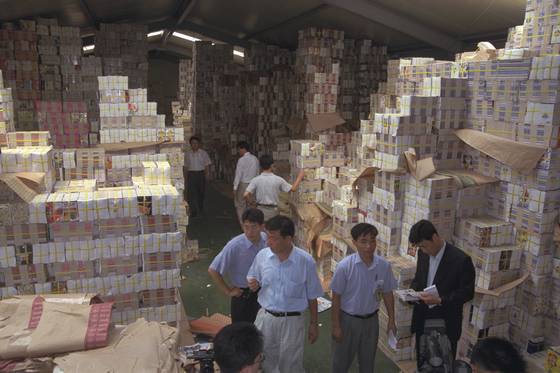 지난 1997년 서울중앙지검은 음란성이 짙은 일본만화 100만권을 압수하기도 했다 [중앙포토]