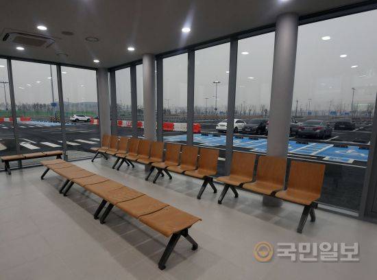 장기 주차장 셔틀버스 대기실.