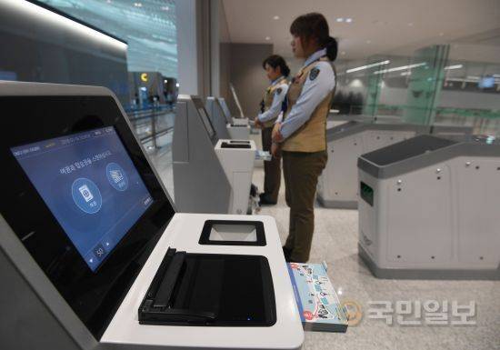 출국장에서 인천공항공사 직원들이 개장에 앞서 막바지 점검을 하고 있다.