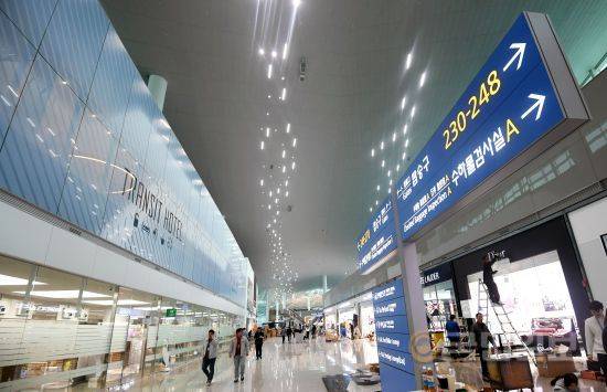 252번과 253번 탑승구에 위치한 워커힐이 운영하는 환승 호텔(사진 왼쪽 위).