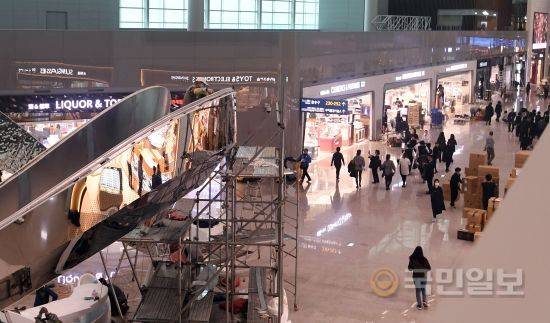 개장을 앞두고 분주한 면세점.