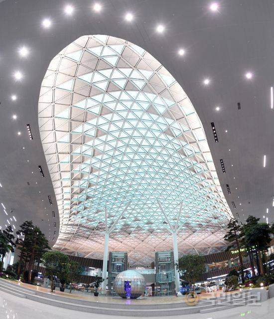 '인공숲' 지붕은 전면 유리로 자연 채광이 가능하게 설계됐다. 불을 켜지 않아도 충분히 밝아 친환경적이다.