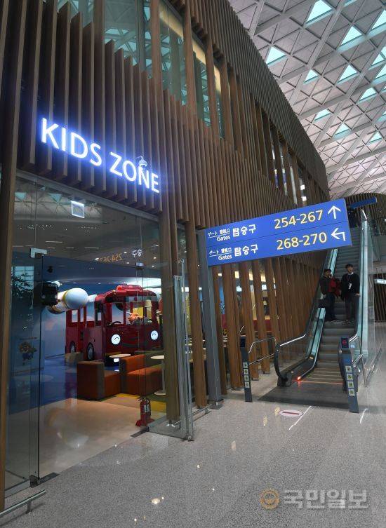 247 탑승구와 253 탑승구의 앞에 위치한 환승 편의시설에 각각 마련된 키즈존.