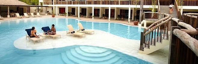 세부와 수밀론에도 브랜치를 운영 중인 블루워터 리조트. 알로나 비치와 멀지 않은 곳에 자리해 있다. 잘 관리된 풀과 프라이빗 비치, 합리적인 가격의 객실로 인기가 높다. (사진=허니문리조트 제공)