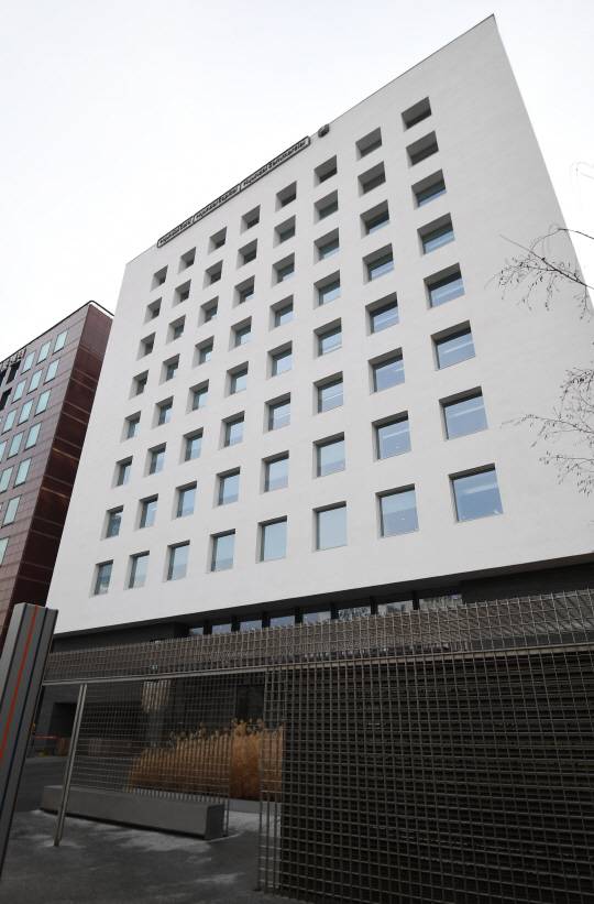 서울 서여의도에 위치한 현대카드 사옥 3관. 겉으로 보기에 현대카드 사옥은 밋밋한 인상을 준다. 특히 국회의사당과 가까운 서여의도는 고도제한 등 건축 관련 규제가 강해 주변 건물들이 모두 비슷비슷한 모습을 하고 있기 때문에 현대카드만의 특징이 잘 드러나지 않지만 문을 열고 들어서면 전혀 다른 세상이 펼쳐진다. 이 같은 안과 밖의 극명한 대조는 마치 소설 ‘찰리와 초콜릿 공장’에 나오는 초콜릿 공장을 보는 듯하다. /송은석기자