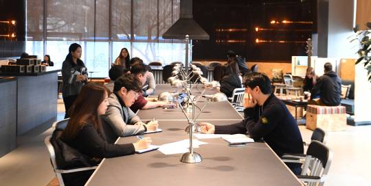 지난 10일 현대카드 사옥 1관 일층에 문을 연 ‘카페앤드펍(Cafe&Pub)’은 사무실에서 근무하는 직원들이 고정된 자리를 벗어나 보다 자유롭게 일할 수 있는 공유 오피스(co-sharing office) 형태로 꾸몄다. 낮에는 차를 마시며 업무를 볼 수 있고, 밤에는 가까운 사람들끼리 가볍게 맥주 한 잔 할 수 있는 공간으로 활용된다. /송은석기자