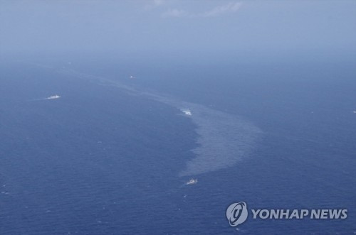 침몰 유조선서 기름층 확산［로이터=연합뉴스］