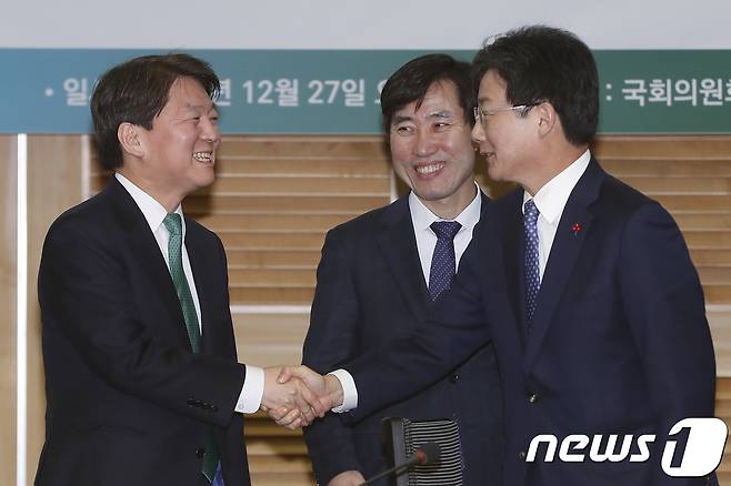 안철수 국민의당 대표와 유승민 바른정당 대표. 뉴스1 © News1 안은나 기자