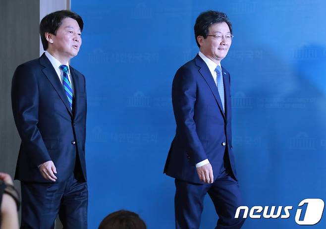 안철수 국민의당 대표와 유승민 바른정당 대표가 18일 오전 서울 여의도 국회 정론관에서 통합 공동선언문 발표를 위해 회견장에 들어서고 있다. © News1 이동원 기자