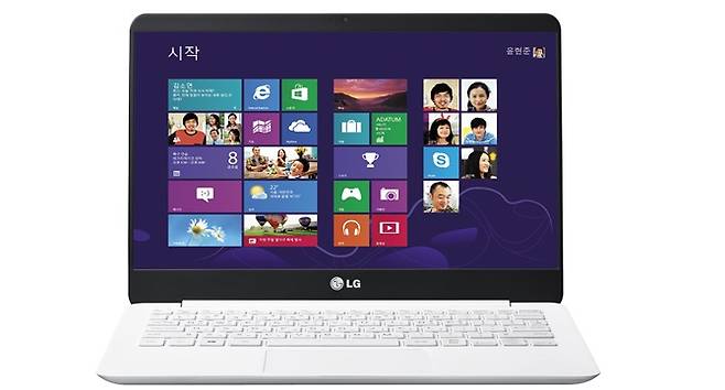 리튬배터리 기술의 발전으로 가볍고 배터리가 오래가는 노트북 컴퓨터가 속속 등장하고 있다. 사진은 LG전자의 그램.