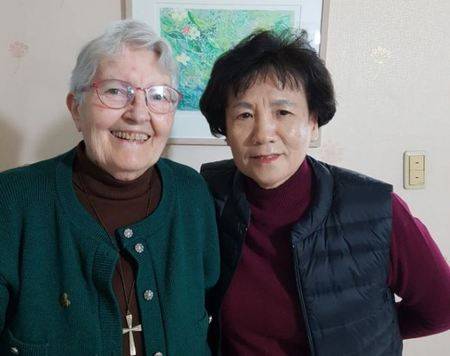 1985년 전국 최초의 탈성매매 여성 쉼터 막달레나의 집을 설립했던 문애현 수녀(왼쪽)와 이옥정 대표의 최근 모습. 재정 마련을 위해 아이스크림 장사까지 나서는 등 지난 30여년간 ‘환상의 콤비’로 살아온 이들은 올해 88살과 72살이 됐다.