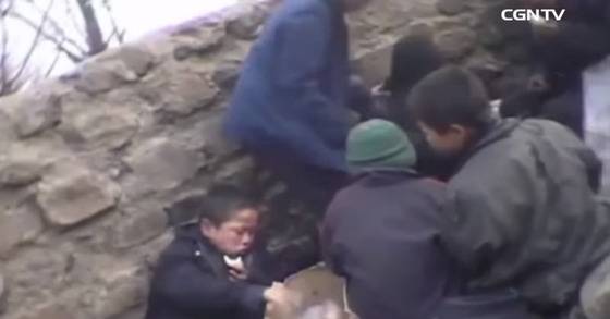 강제 노역에 시달리는 북한 어린이들. [사진 유튜브 CGN TV 캡처]