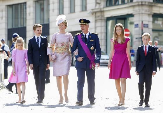 지난해 7월 21일 미사에 참석하기 위해 브뤼셀 생 미셸 성당으로 향하는 필리프 국왕 가족. 7월 21일은 초대 국왕인 레오폴드 1세의 즉위를 기념하는 벨기에의 국경일이다. 왼쪽부터 엘레오노레 공주, 가브리엘 왕자, 마틸다 왕비, 필리프 국왕, 엘리자베스 공주, 에마뉘엘 왕자. [ EPA=연합뉴스]