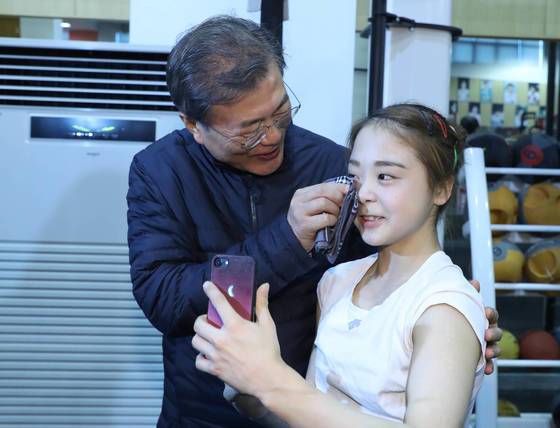 문재인 대통령이 17일 이은주 선수의 눈물을 닦아주고 있다. [연합뉴스]