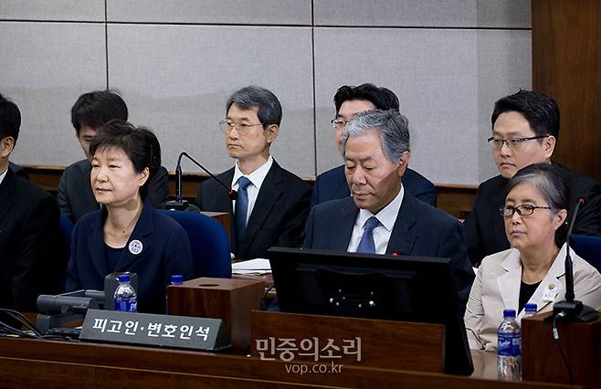 ▲ 박근혜 전 대통령, 국정농단 사태 주범 비선실세 최순실이 서초구 서울중앙지방법원에서 박 전 대통령의 592억 원대 뇌물 수수 혐의 등에 대한 첫 정식재판에 참석해 자리하고 있다.ⓒ사진공동취재단