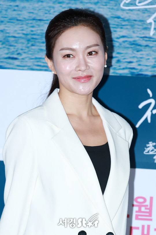 배우 정나온이 18일 오후 서울 광진구 자양동 롯데시네마 건대입구에서 열린 영화 ‘천화’ 언론시사회에 참석해 포토타임을 갖고 있다.