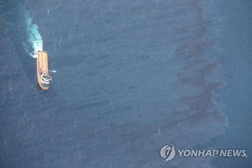 침몰 유조선에서 흘러나온 기름층［로이터=연합뉴스］