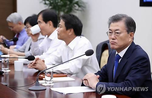 고심하는 문 대통령 (서울=연합뉴스) 배재만 기자 = 문재인 대통령이 14일 오후 청와대 여민관에서 열린 수석보좌관회의에 앞서 고심하고 있다. 2017.8.14      scoop@yna.co.kr