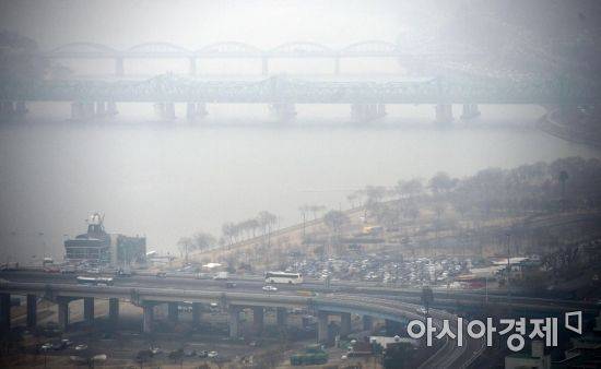 고농도 미세먼지가 기승을 부린 지난18일 서울 도심이 희뿌연 모습을 보이고 있다. 사진=문호남 기자 munonam@