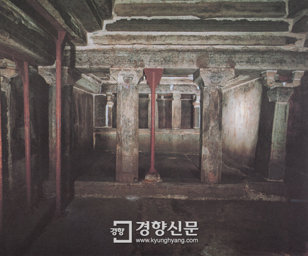 고구려 벽화고분인 ‘안악 3호분’의 내부 모습. 벽과 기둥, 천장에 벽화들이 그려져 있다.