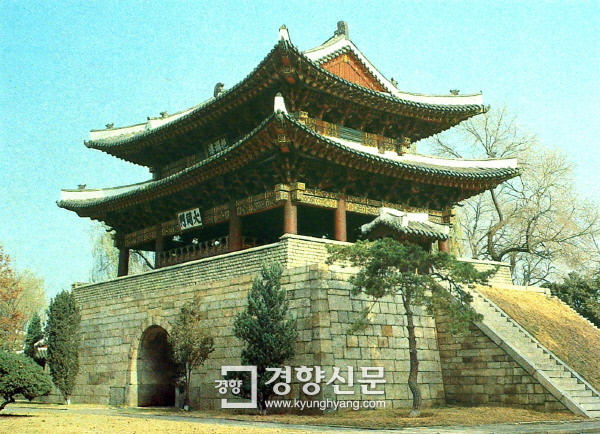 북한의 국보유적으로 고구려시대 평양성 성문 터에 자리하고 있는 평양의 ‘대동문’.현재의 건물은 조선시대 중기에 재건된 것이다.