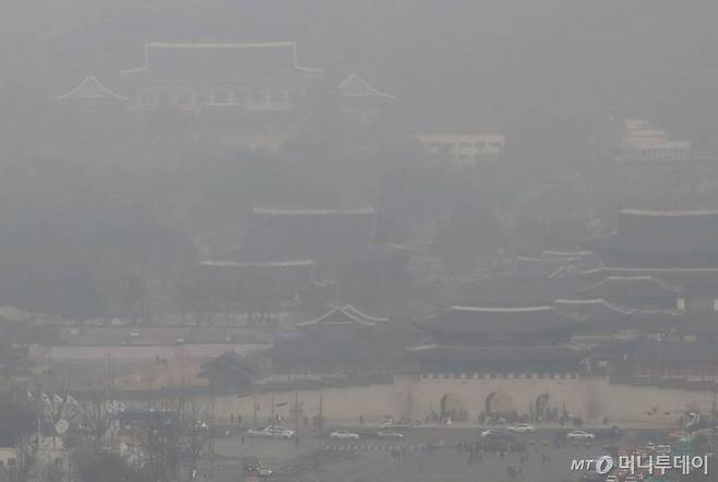 미세먼지에 황사까지 유입된 18일 오전 서울 종로구 경복궁과 청와대 일대가 희뿌연 모습을 보이고 있다./사진=이기범 기자