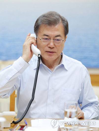 (서울=연합뉴스) 문재인 대통령이 18일 오후 청와대 관저에서 에마뉘엘 마크롱 프랑스 대통령과 전화 통화를 하고 있다. 2018.1.18 [청와대 제공=연합뉴스]