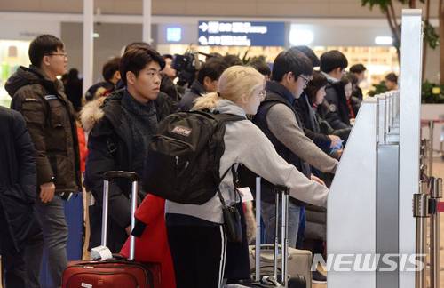 【인천공항=뉴시스】임태훈 기자 = 인천국제공항 제2여객터미널(T2)이 공식 개장한 18일 오전 인천공항 제2여객터미널을 찾은 승객들이 셀프 체크인을 통해 수속절차를 밟고 있다. 2018.01.18. photo@newsis.com