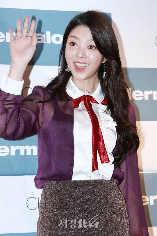 탤런트 엄현경이 19일 오후 서초구 서초동에 위치한 한 코스메틱 편집샵 매장에서 열린 팬사인회에 참석해 포즈를 취하고 있다.