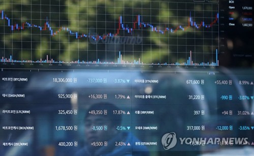 정부, 가상통화 투기과열·범죄행위 긴급대책 마련 (서울=연합뉴스) 김도훈 기자 = '돌풍'을 넘어서 '광풍' 현상을 보이는 비트코인 등 가상통화 관련 대책 마련에 직접 정부가 나섰다.       정부는 13일 오전 정부서울청사에서 법무부·과학기술정보통신부·기획재정부·금융위원회 등 관계부처 관계자들이 참석한 가운데 관계부처 긴급회의를 열고 가상통화 환치기 실태조사, 미성년자 등 가사통화 계좌개설 및 거래 금지 등의 내용을 담은 대책을 마련했다.       이날 오후 서울 중구의 한 가상통화 거래소 전광판 앞에 시민의 모습이 비치고 있다. 2017.12.13      superdoo82@yna.co.kr