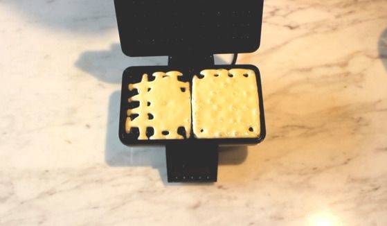 와플 틀에 반죽을 붓고 익힌다. 와플 틀을 미리 예열해 두었기 때문에 반죽은 금새 익는다.