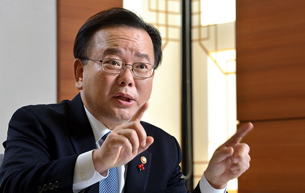 ⓒ시사IN 조남진 김부겸 행정안전부 장관은 지방정부와 주민들이 자발성과 창의성을 발휘할 기회를 주기 위해 지방분권을 강화해야 한다고 주장한다.