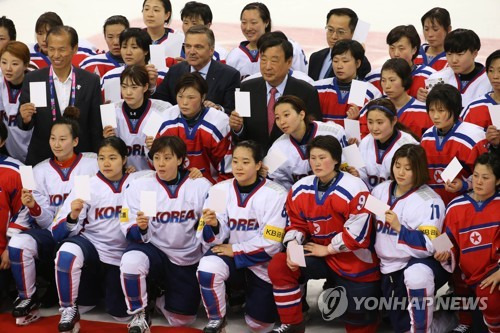 남북 '여자아이스하키 단일팀 구성' 등 11개항 공동보도문 채택 (서울=연합뉴스) 남북은 17일 판문점 남측 '평화의집'에서 개최한 북한의 평창동계올림픽 참여를 위한 차관급 실무회담에서 여자아이스하키 종목에서 남북단일팀을 구성하기로 하는 등의 11개 항의 공동보도문을 채택했다.       사진은 지난 2017년 강릉에서 열린 세계선수권 디비전Ⅱ 그룹 A 대회에서 남북한 선수들이 기념촬영을 하는 모습. 2018.1.17 [연합뉴스 자료사진]      photo@yna.co.kr