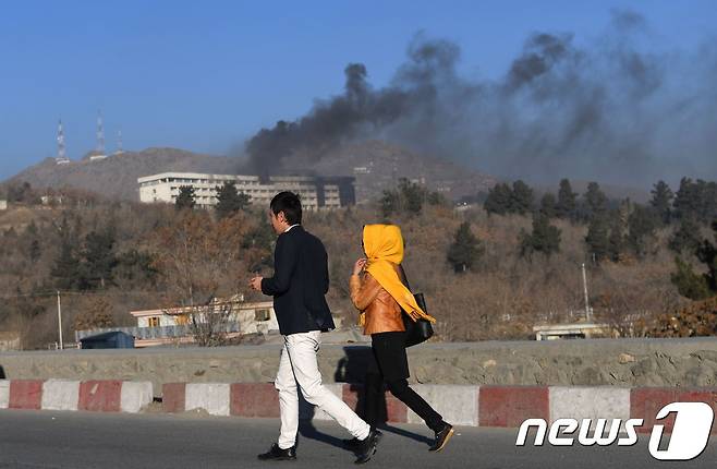 20일(현지시간) 아프가니스탄 카불 소재 인터컨티넨탈 호텔에 괴한이 침입해 방화해 호텔 상층부에서 연기가 나고 있다. © AFP=뉴스1