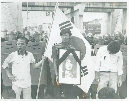 1987년 이한열 열사 장례식에서 배우 우현(왼쪽)과 우상호 의원(가운데). (우상호 의원 홈페이지/자료사진)