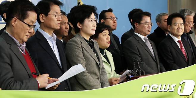 국민의당지키기운동본부 조배숙 대표와 소속 의원들이 21일 서울 여의도 국회 정론관에서 개혁신당 창당 추진 관련 기자회견을 하고 있다. 앞줄 왼쪽부터 박지원, 천정배, 박주현, 조배숙, 최경환, 정동영, 유성엽 의원. 2018.1.21/뉴스1 © News1 오대일 기자