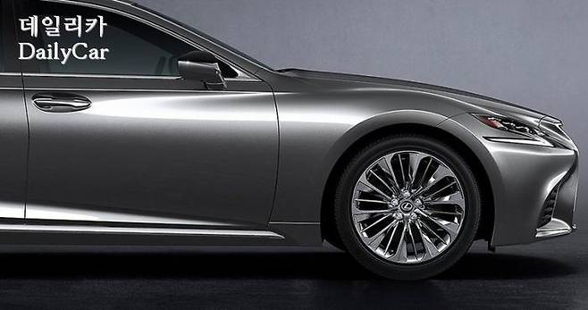 렉서스 LS500 (앞 펜더의 볼륨은 타 브랜드와 흡사한 인상)