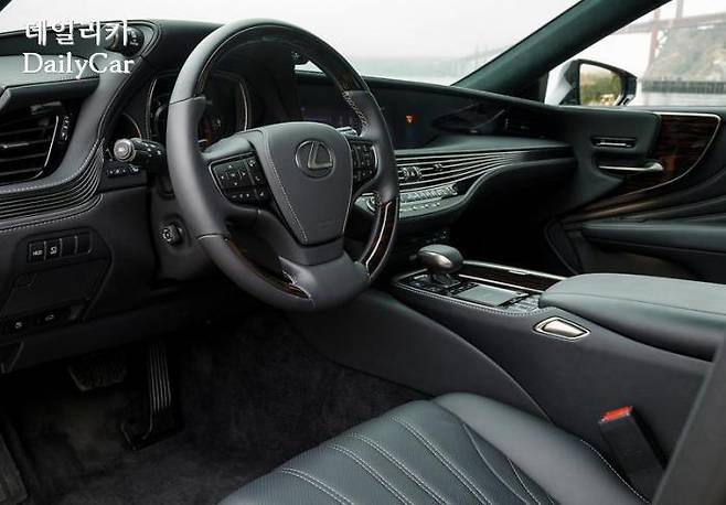 렉서스 LS500 (내장재 품질은 정교함)