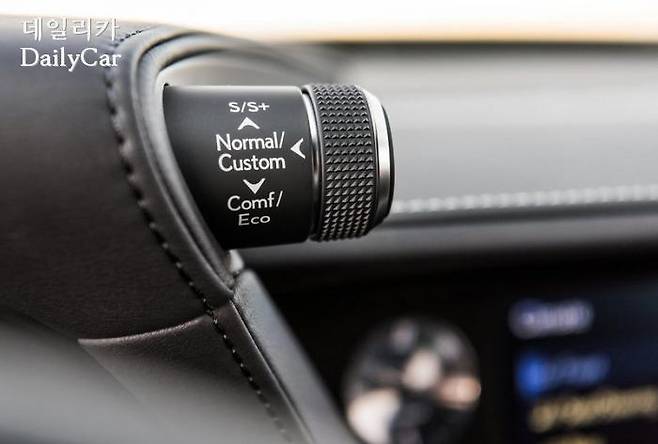 렉서스 LS500 (정밀한 내장재 바느질과 부품 디테일의 조합)