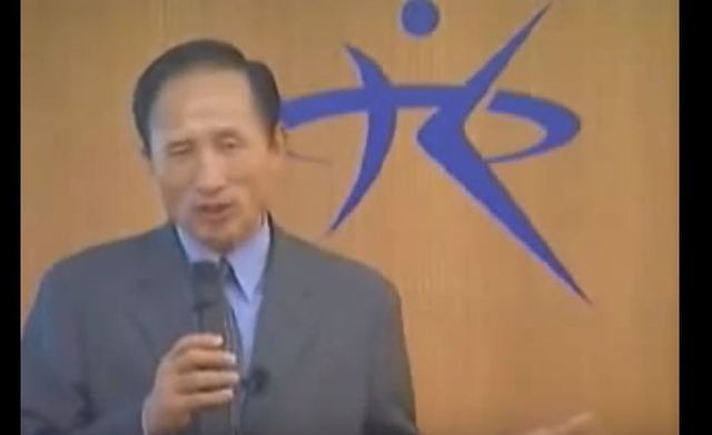 이명박 전 대통령이 2000년 10월  “저는 요즘 다시 한국에 돌아와서 인터넷 금융회사를 창립했습니다. 금년 1월에 비비케이(BBK)라는 투자자문회사를 설립하고, 이제 그 투자자문회사가 필요한 업무를 위해 사이버 증권회사를 설립하기로 해서 며칠 전에 예비허가가 나왔습니다”라는 강연을 한 광운대 특강 영상. 유튜브 갈무리