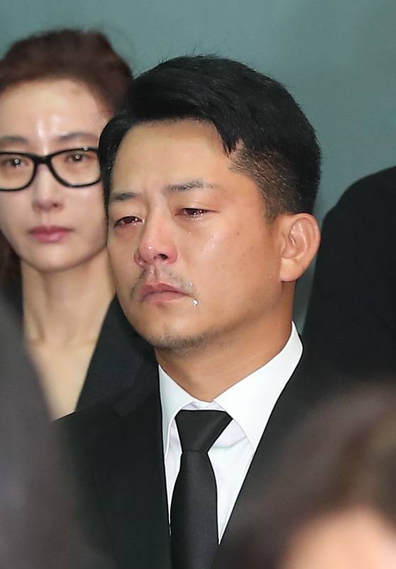 지난해 11월 2일 서울 송파구 풍납동 서울아산병원 장례식장에서 엄수된 배우 김주혁의 발인식에 참석한 개그맨 김준호. [연합뉴스]